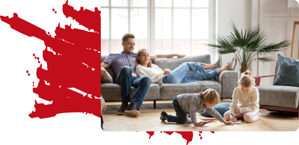 Szczęśliwa rodzina siedząca w salonie po remoncie